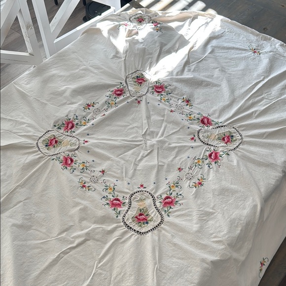 Gorgeous Vintage Floral Hand Embroidered round Tablecloth - Picture 2 of 10